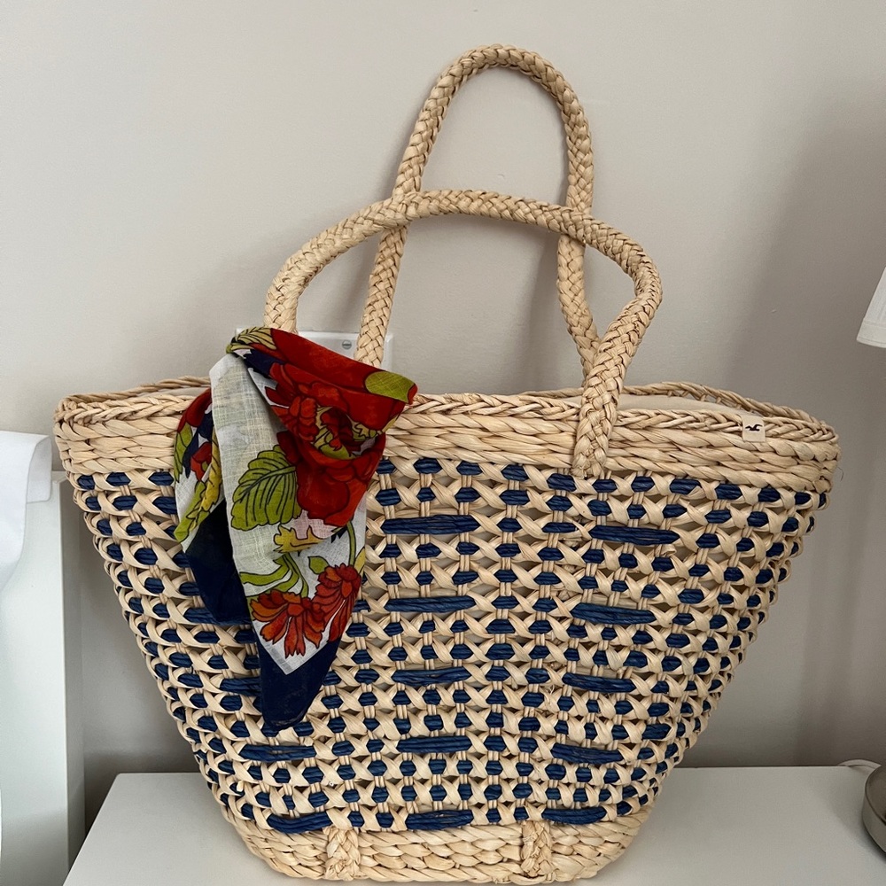 Hollister straw picnic bag
